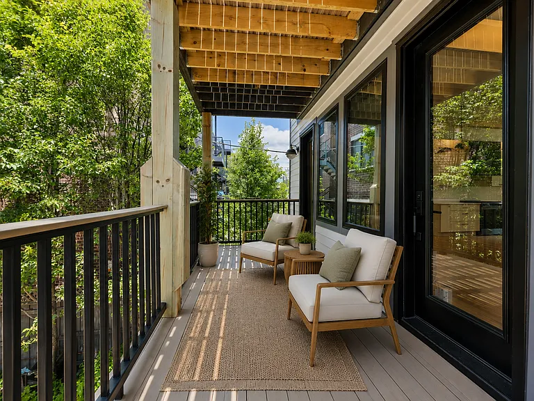 PRIVATE DECK OFF FAMILYROOM