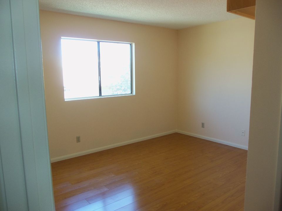 2nd image of 344 Vine St APT 6