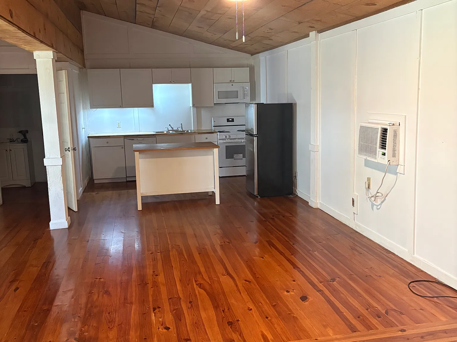 1 bed, 900 sqft, $1,300 — Photo 3