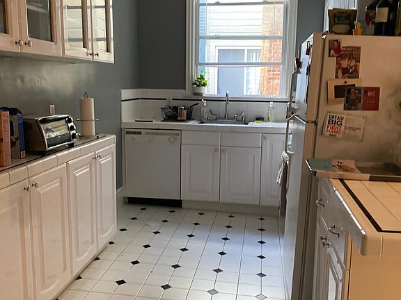 4th image of 2335 Larkin St APT 4