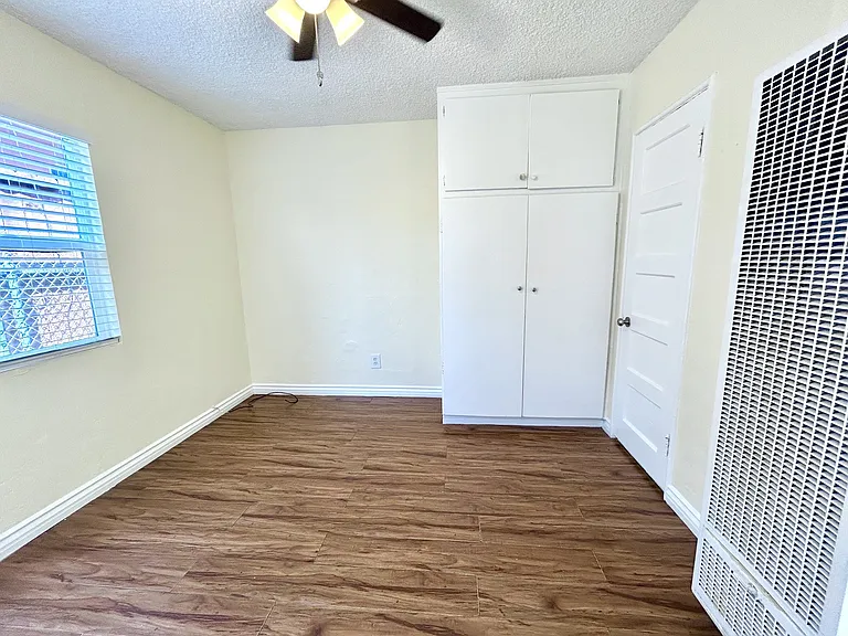 6410 N Paramount Blvd — Photo 6