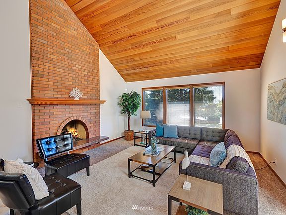 Living Room >