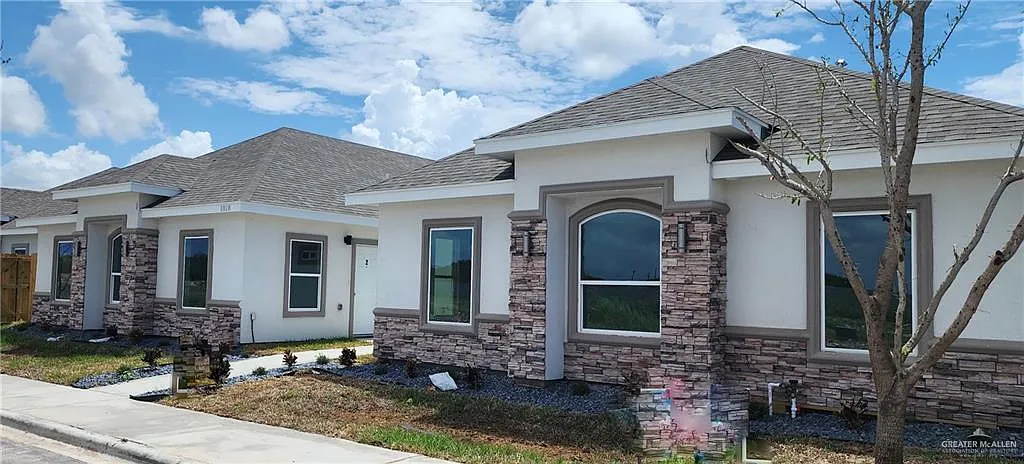 2 bed, 2.0 bath, 915 sqft, $1,150 — Photo 1