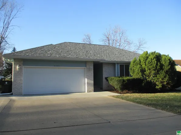2006 Greenbrier Ct, Sioux City, IA 51104