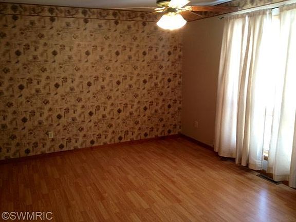 4th image of 624 Lilac Ave