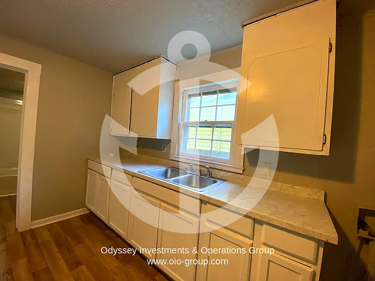 501 W Harrison Ave — Photo 3