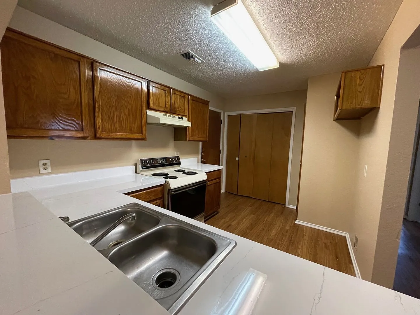 5606 Congressional Dr, Arlington, TX 76018 — Photo 3