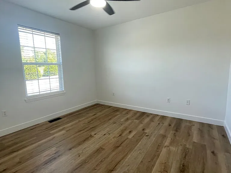 1350-1352 W Kirkwood St — Photo 22