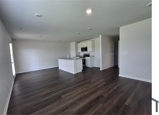 3 bed, 1281 sqft, $2,100 — Photo 2