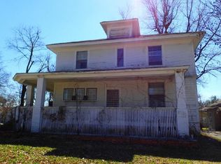 302 W Church St, Benton, IL 62812