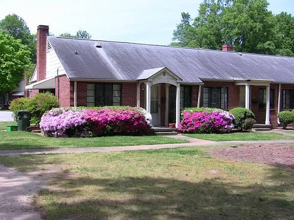 Charming cottage-style apt that is centrally located near do