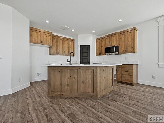 3rd image of 440 Spruce Way