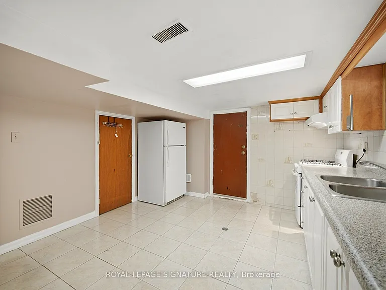 2000 Dufferin St #2 — Photo 12