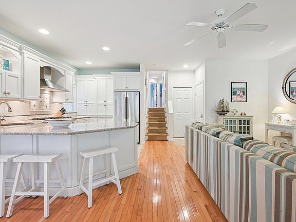 2nd image of 1537 Asbury Ave Floor 1
