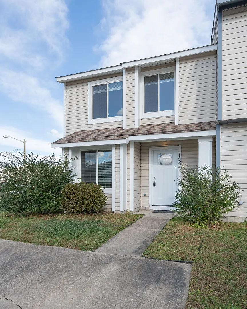 3 bed, 2.5 bath, 1500 sqft, $2,400 — Photo 1