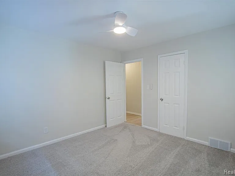 16896 Manor St — Photo 12