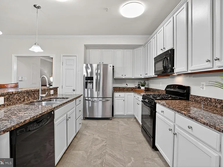2621 Eastbourne Dr — Photo 9