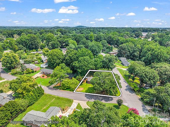 4th image of 2044 Helen Dr