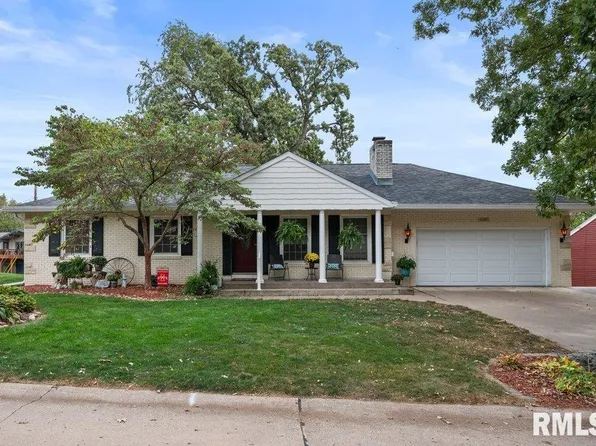 4405 Royal Oaks Dr, Davenport, IA 52806