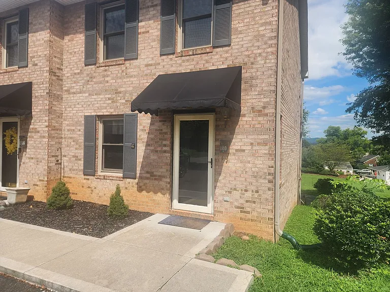 1810 N Main St — Photo 14