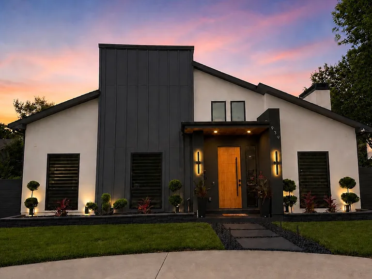 939 N Buckner Blvd — Photo 1