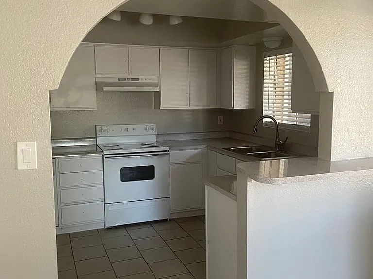 2704 E. Turney Ave — Photo 5