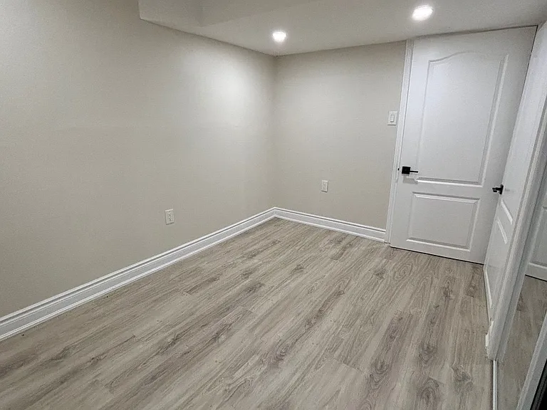 3574 Ash Row Cres #LOWER — Photo 17