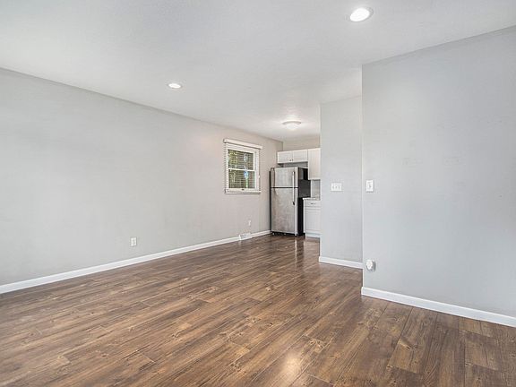 5th image of 201 N Oak St
