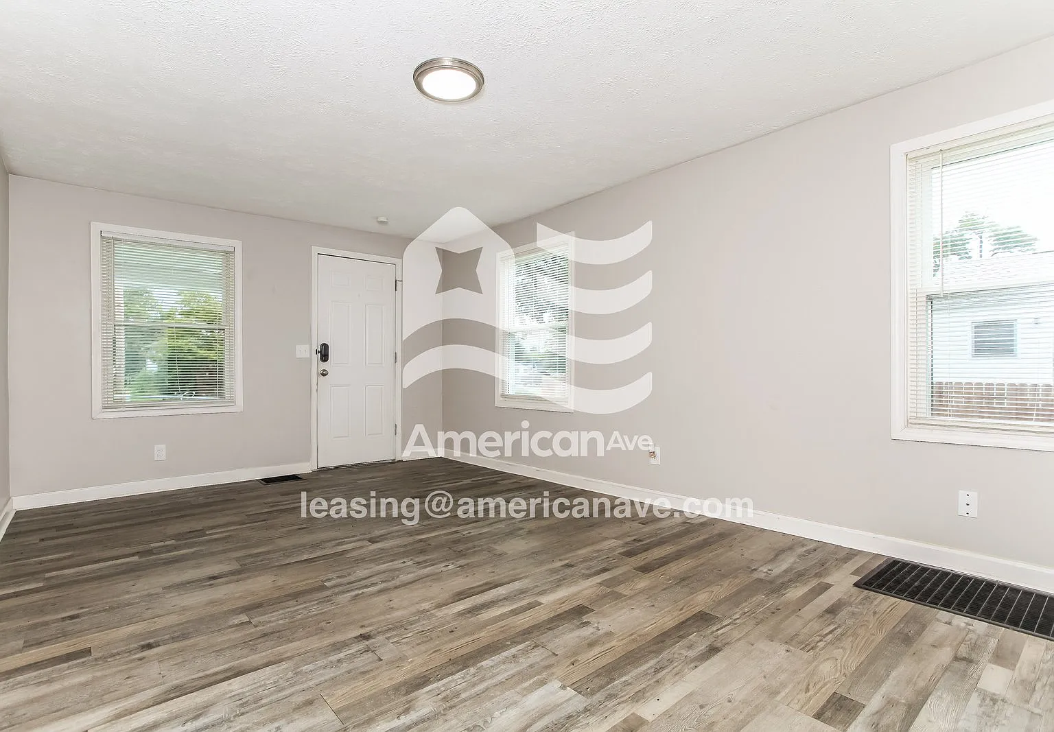 3 bed, 1.0 bath, 972 sqft, $1,375 — Photo 3