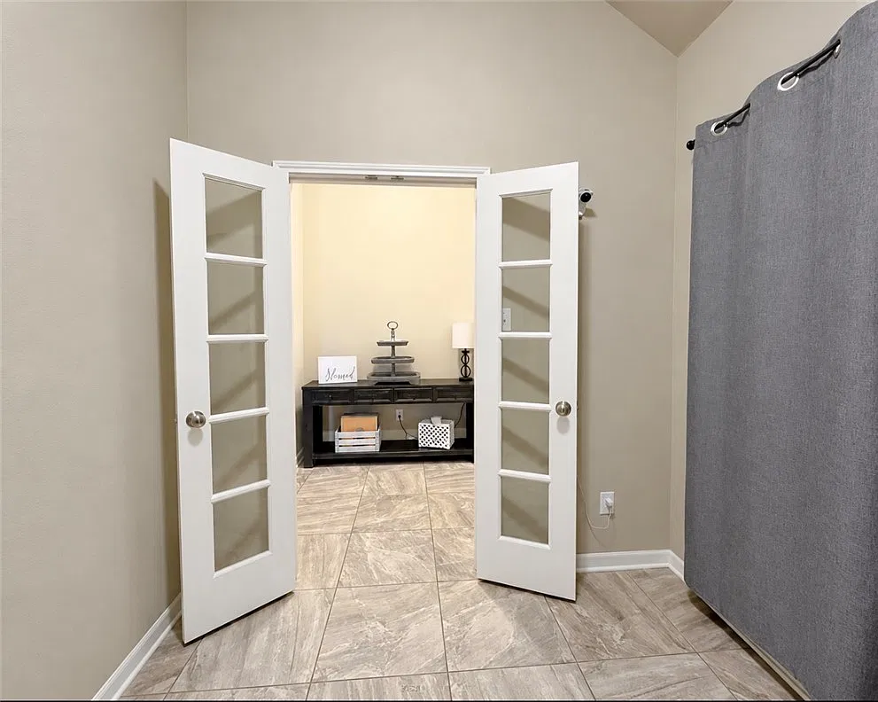 3 bed, 1330 sqft, $2,200 — Photo 3