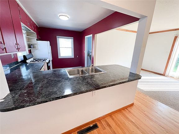 2nd image of 150 SE Sycamore Ave