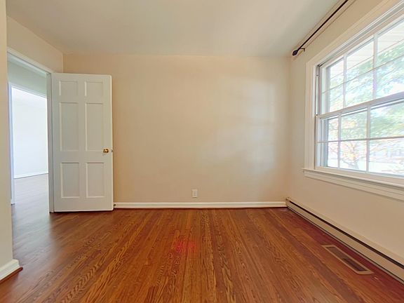 3rd image of 2116 Hubbard St