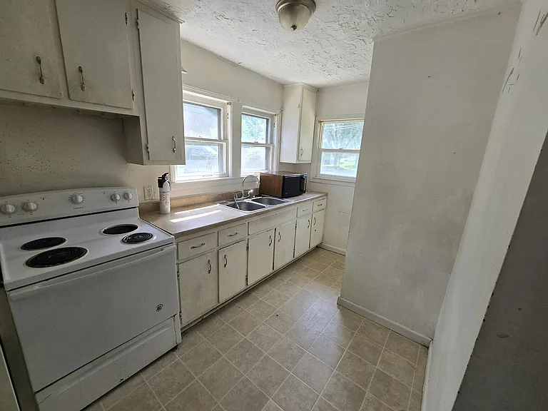 1363 E Johns Ave — Photo 6