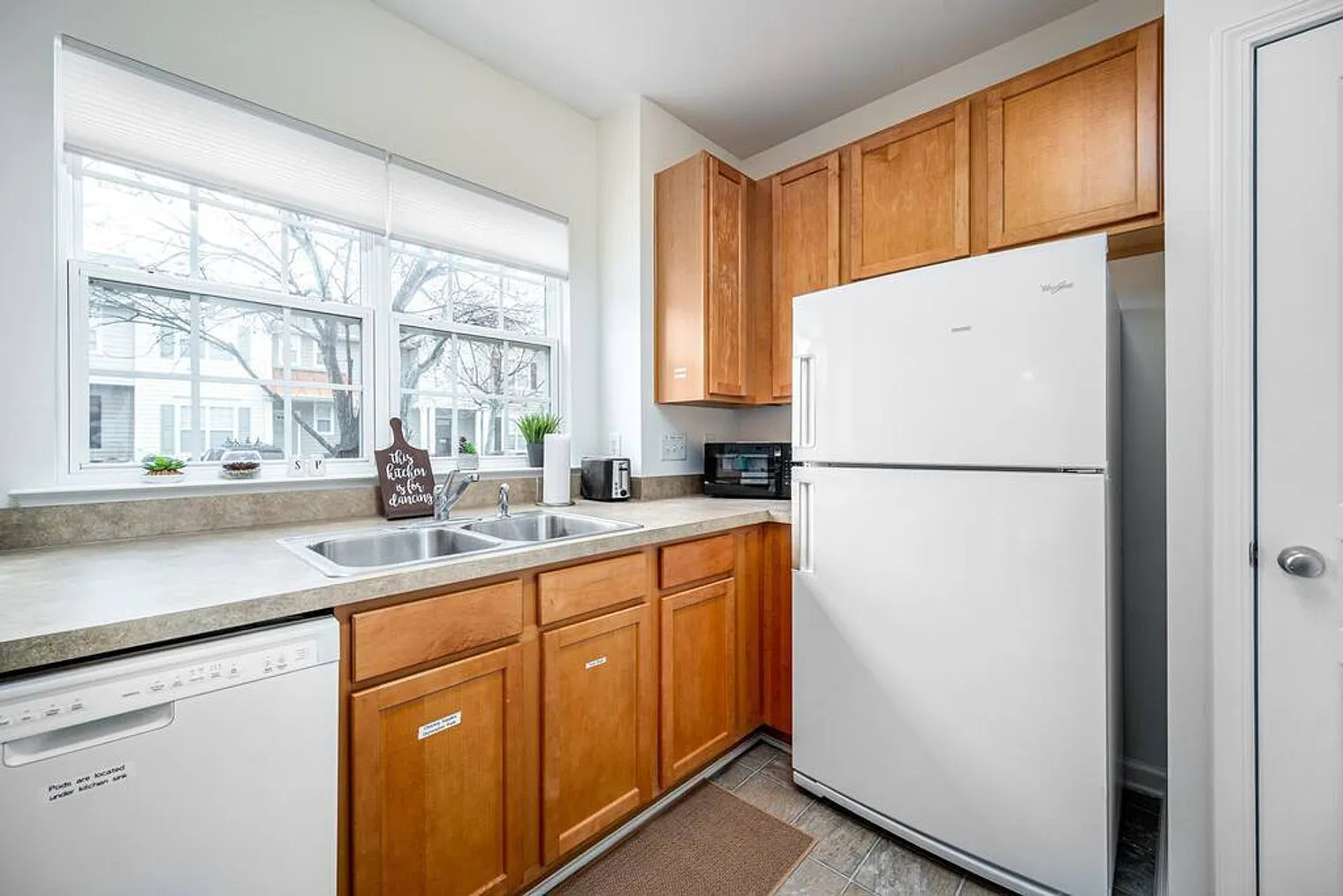 3 bed, 2.0 bath, 1334 sqft, $3,403 — Photo 3