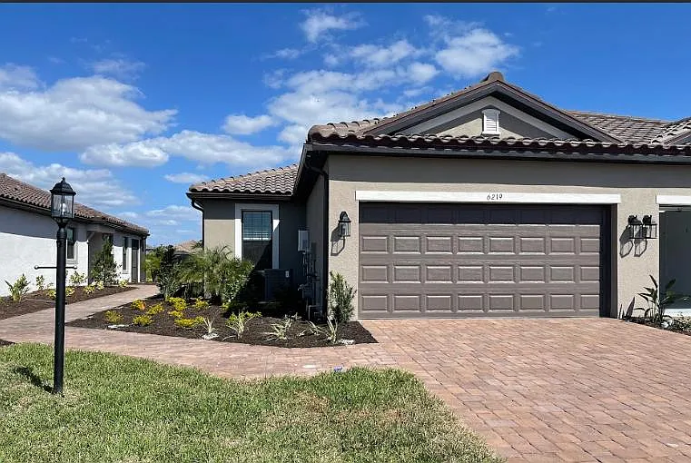 6219 Plateau Ct — Photo 1