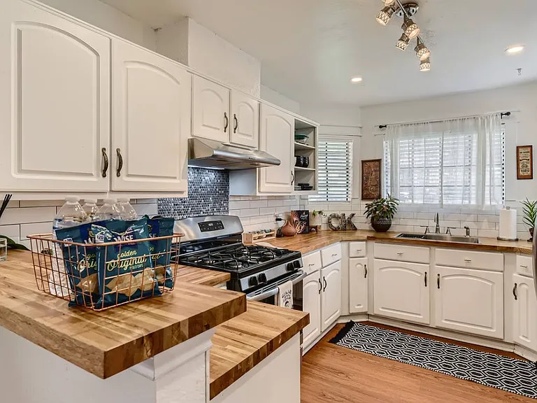 1002 Glen Oaks Ct — Photo 4
