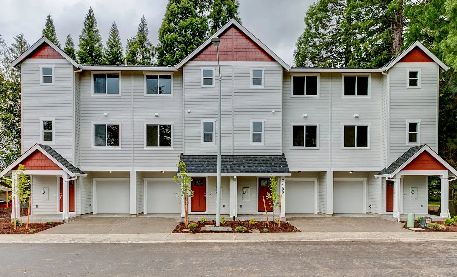 Beautiful Home! 3 Bedrooms with En suite Baths! End Unit! — Photo 4