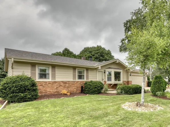 3555 South Loretta LANE, New Berlin, WI 53151