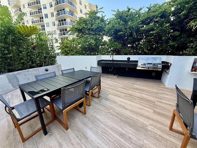 700 NE 24th St #606 — Photo 36