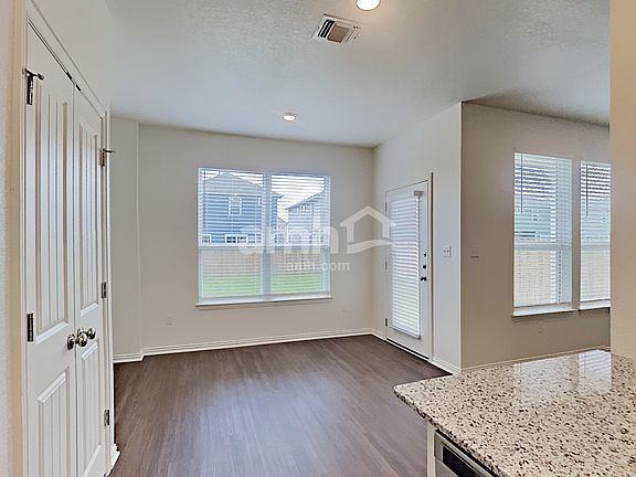 4th image of 2738 Meadowood Hts