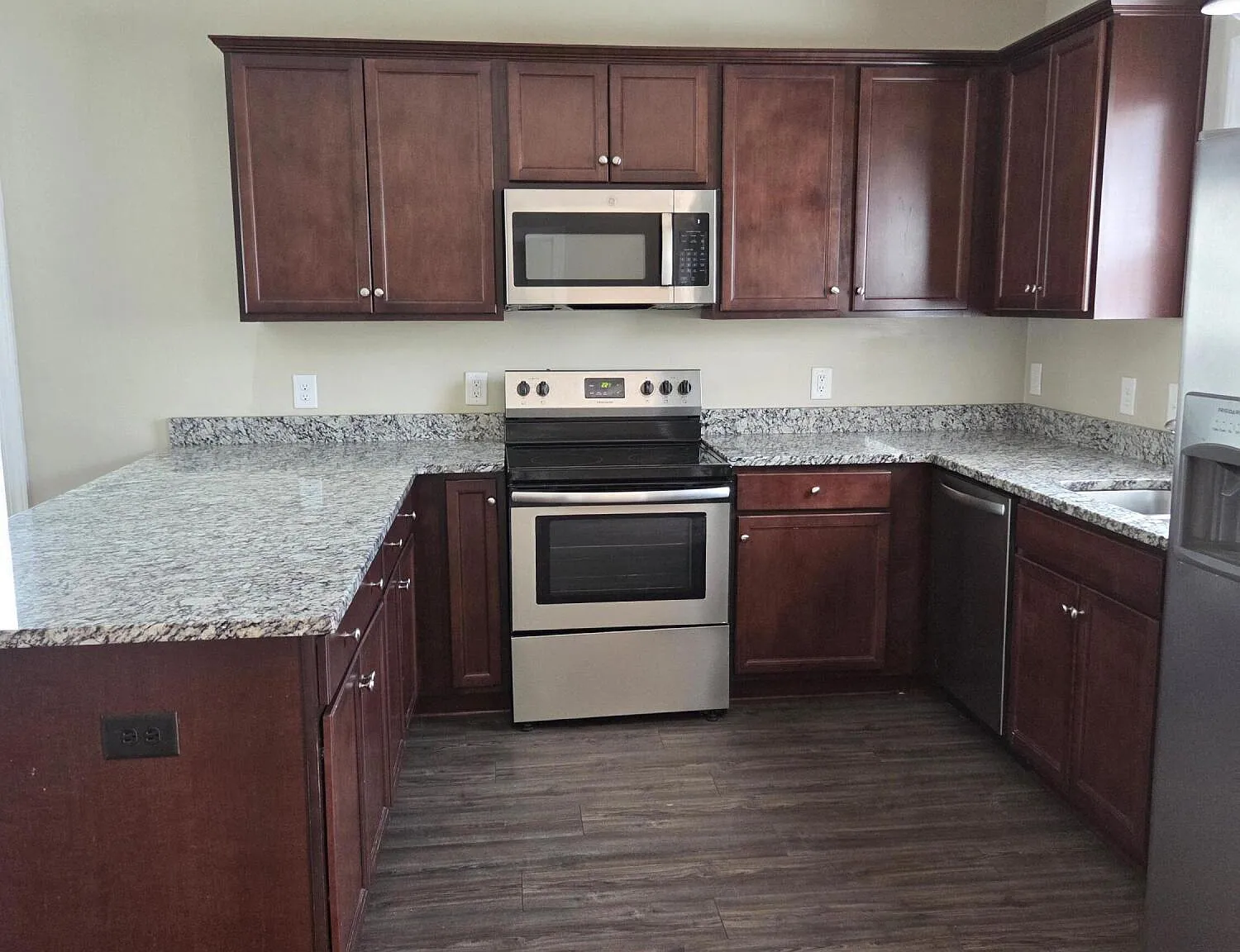 3 bed, 3.0 bath, 1549 sqft, $1,750 — Photo 2