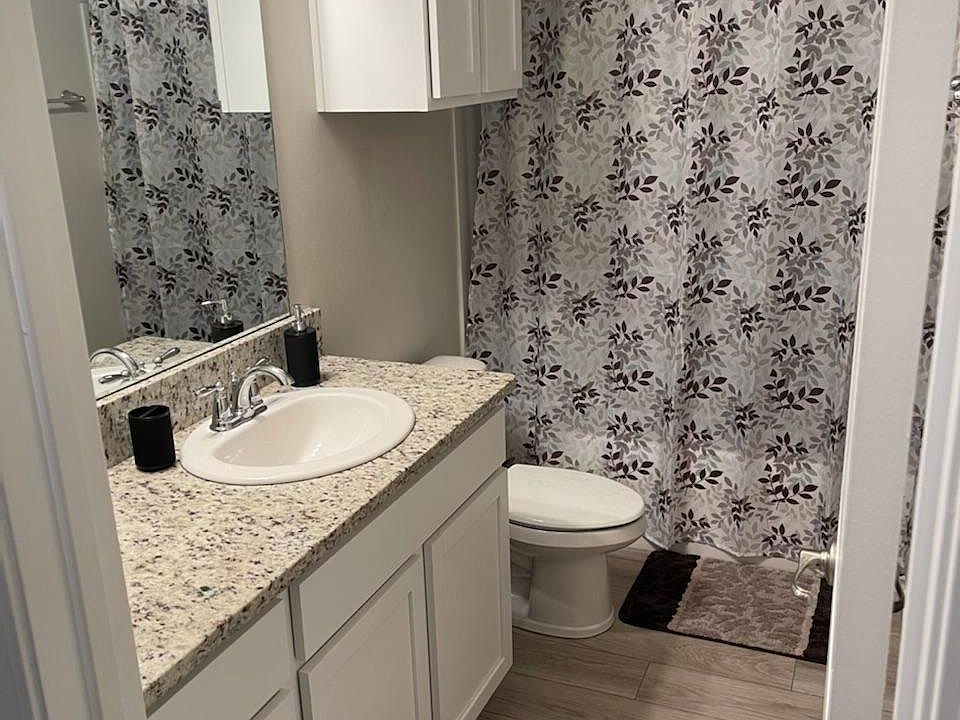 1st image of 647 Lakeshore Vlg E