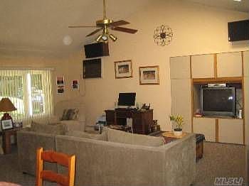 4th image of 15 Tracy Dr