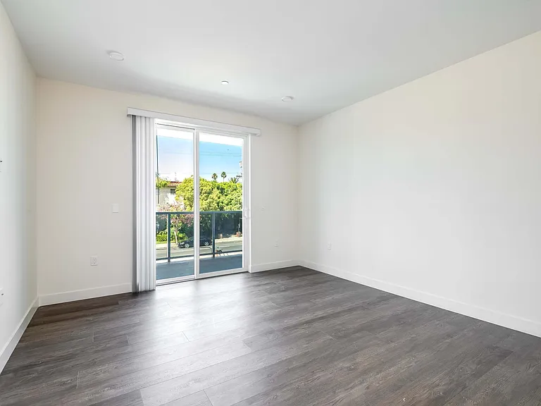 6120 Woodman Ave #101 — Photo 23