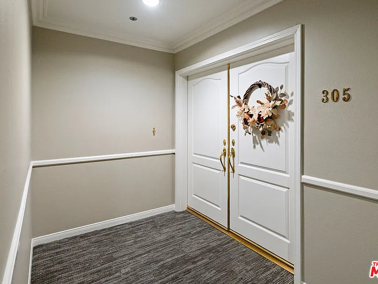 575 S Barrington Ave #305 — Photo 2