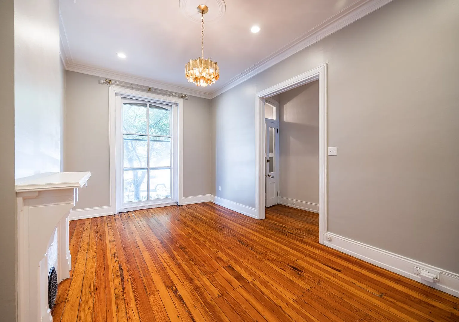 5 Bedroom Townhouse in Spruce Hill — Photo 4