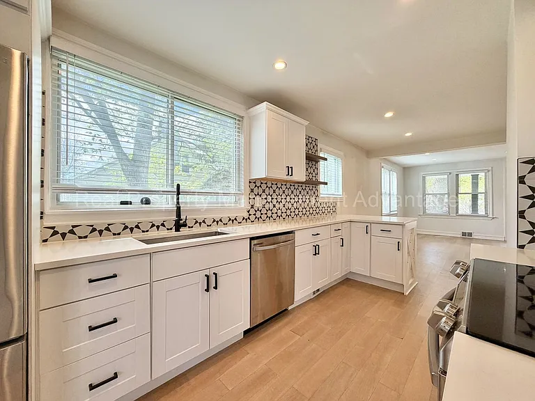 1330 E Chesterfield St — Photo 11