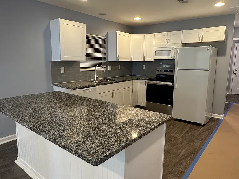 910 Cantwell St — Photo 4