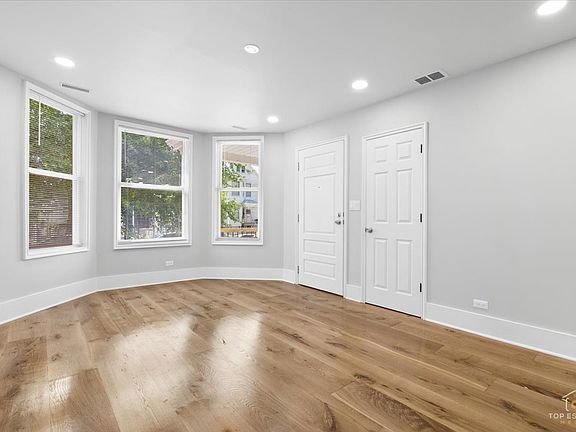 4th image of 2939 N Hamlin Ave
