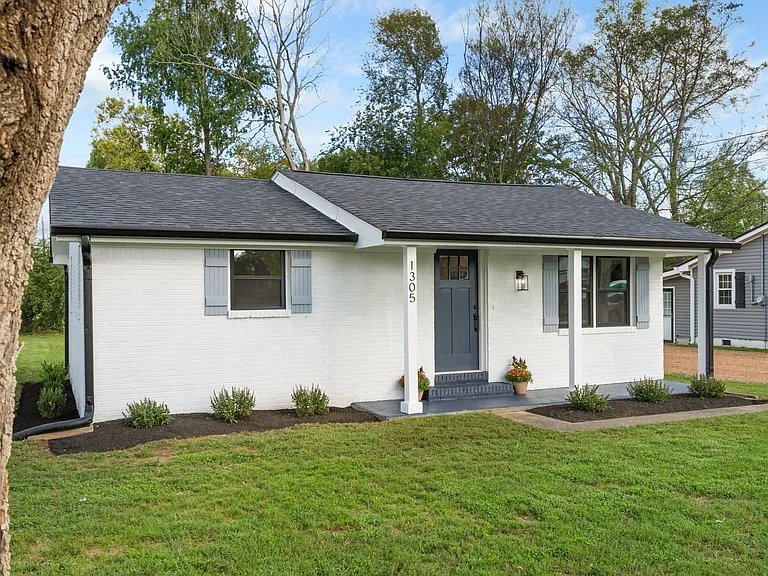 1305 Chickering Dr — Photo 2